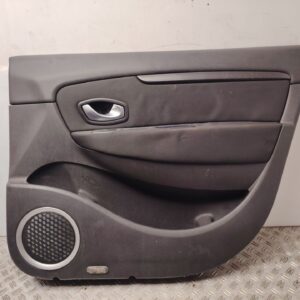 GUARNECIDO PUERTA DELANTERA DERECHA 136673