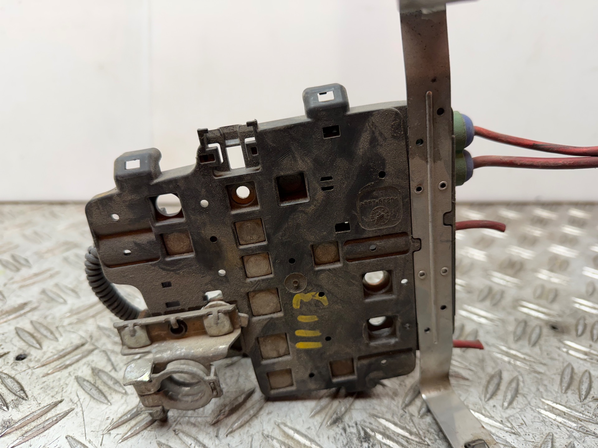 CAJA RELES / FUSIBLES 135937