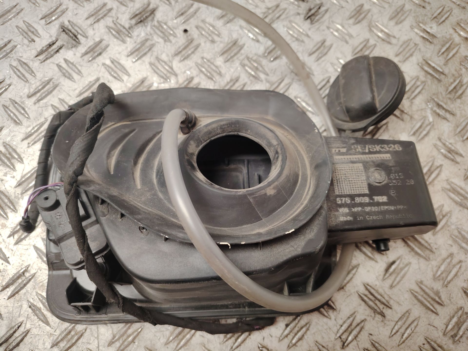 TAPA EXTERIOR COMBUSTIBLE 136695