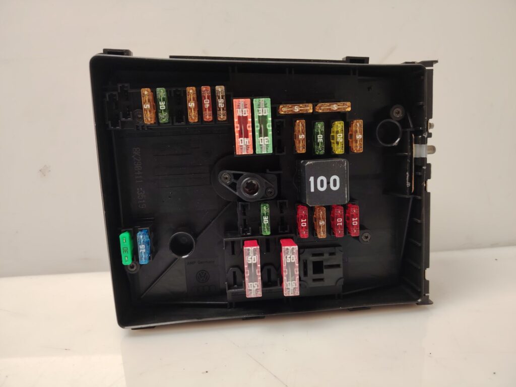 CAJA RELES / FUSIBLES 138260