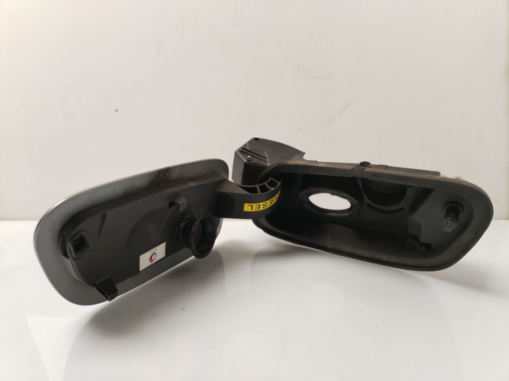 TAPA EXTERIOR COMBUSTIBLE 136003