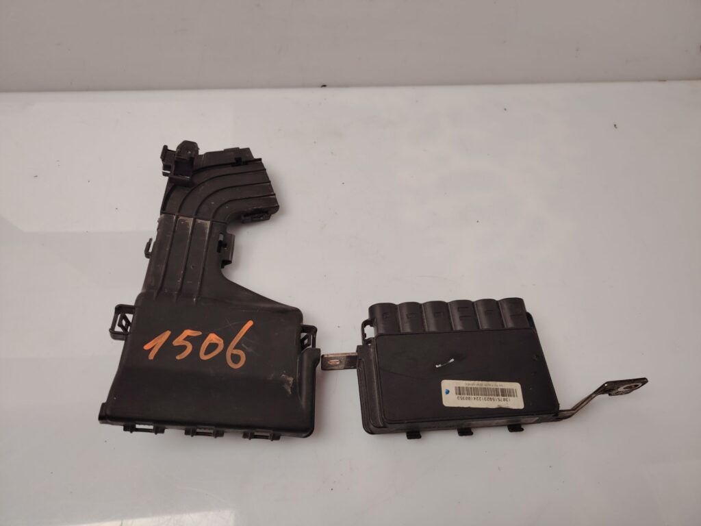 CAJA RELES / FUSIBLES 136657