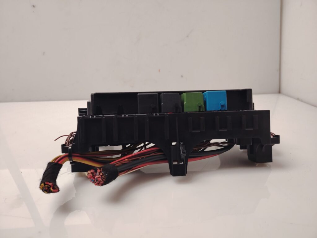 CAJA RELES / FUSIBLES 137989