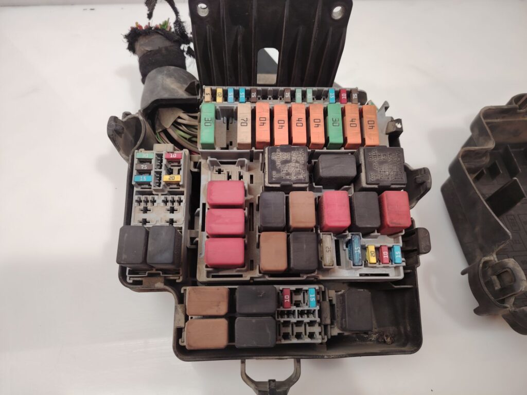 CAJA RELES / FUSIBLES 137072