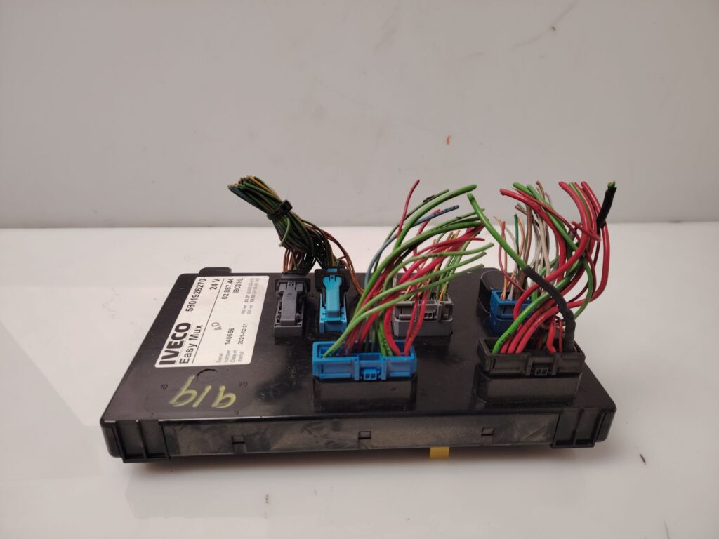 CAJA RELES / FUSIBLES 137650