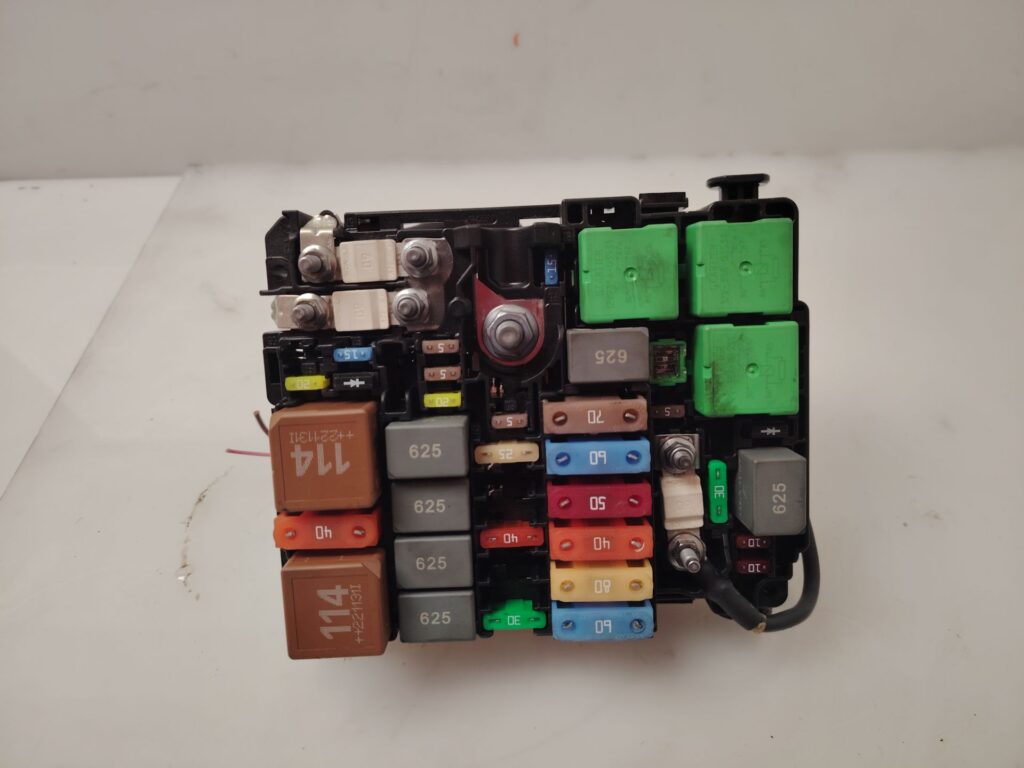 CAJA RELES / FUSIBLES 137216