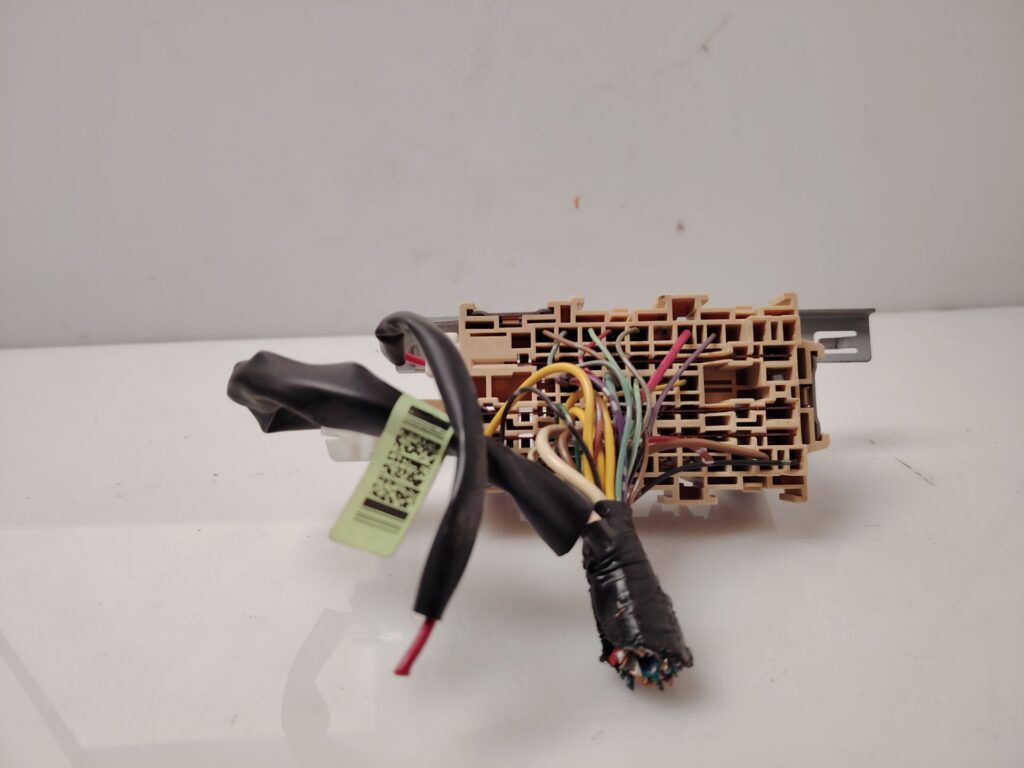 CAJA RELES / FUSIBLES 137898