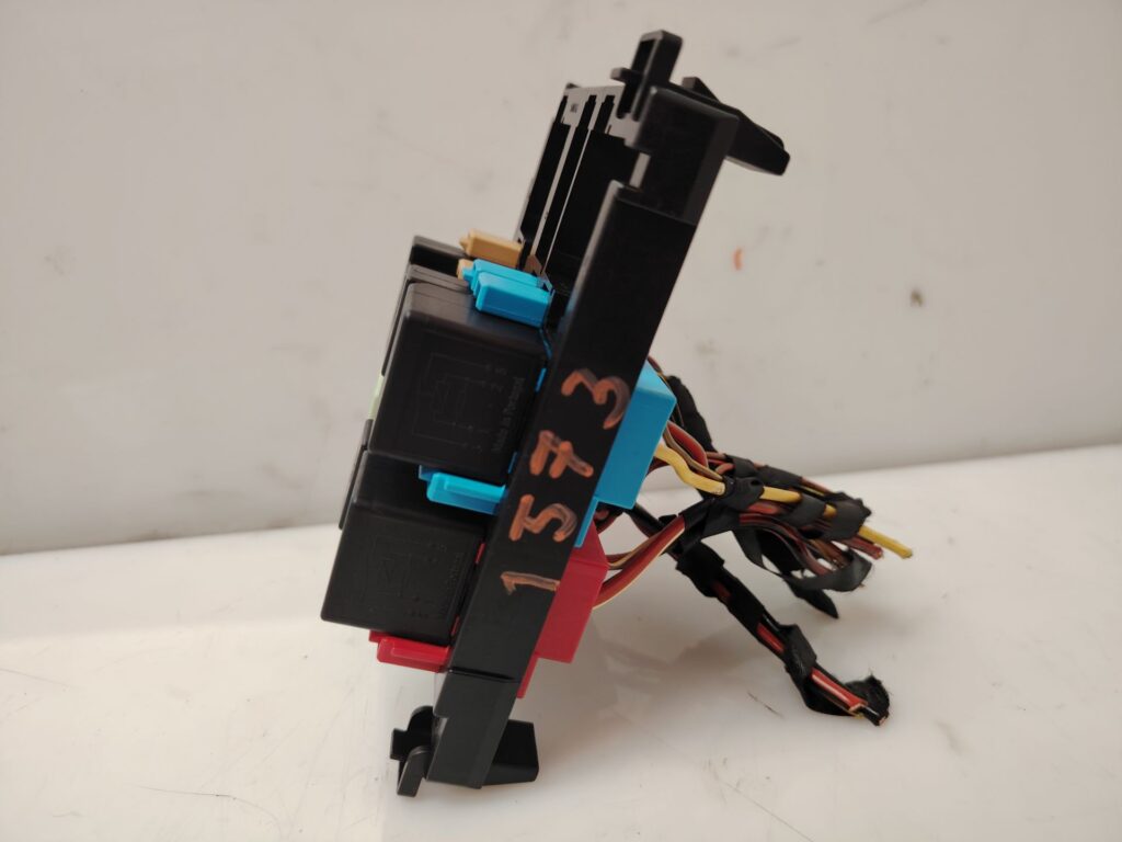 CAJA RELES / FUSIBLES 138294