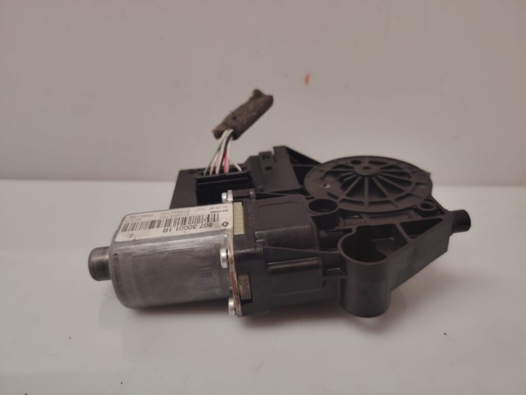 MOTOR ELEVALUNAS DELANTERO DERECHO 136650