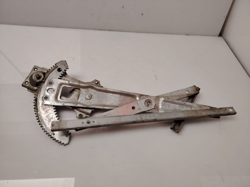 ELEVALUNAS DELANTERO DERECHO 137906