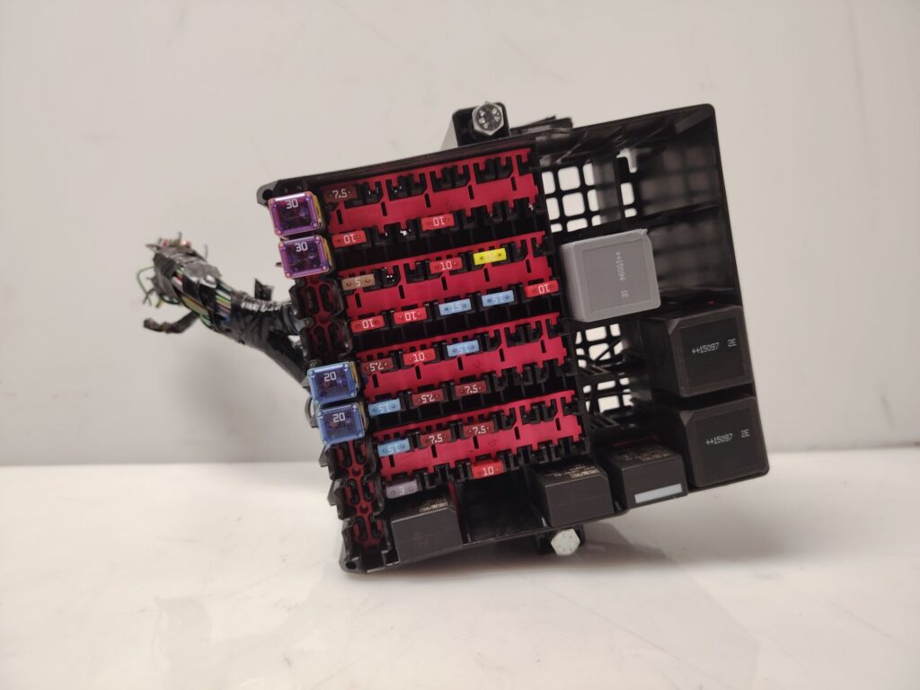 CAJA RELES / FUSIBLES 138322