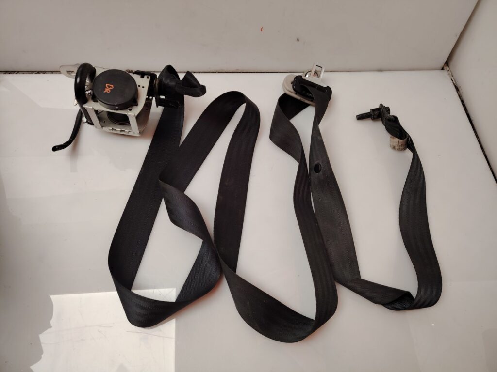 CINTURON SEGURIDAD DELANTERO DERECHO 137926