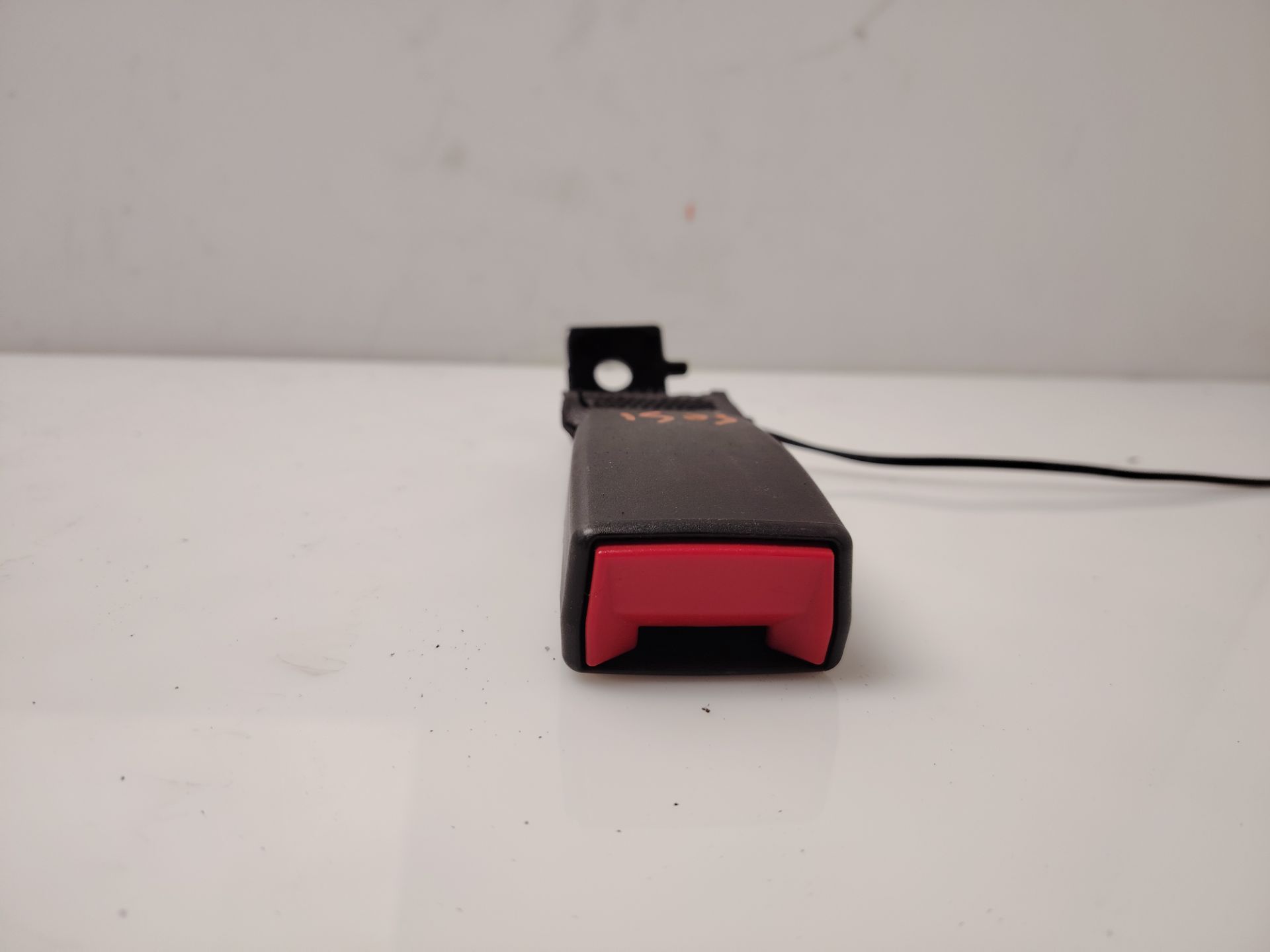 ENGANCHE CINTURON TRASERO DERECHO 137529