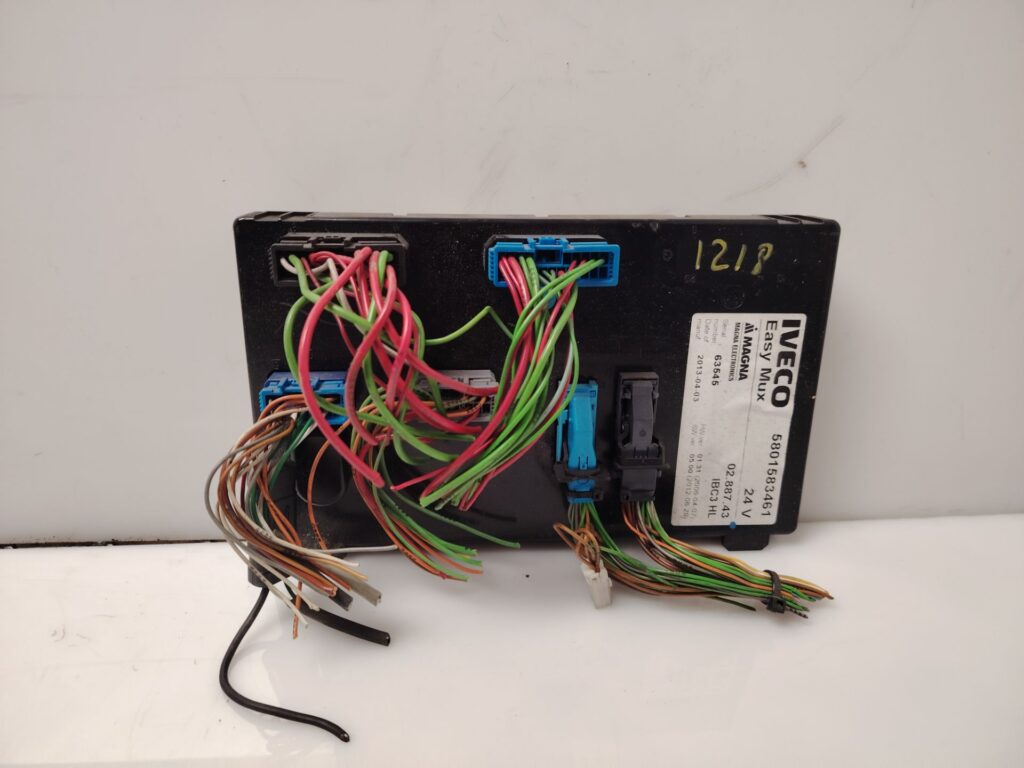 CAJA RELES / FUSIBLES 137741