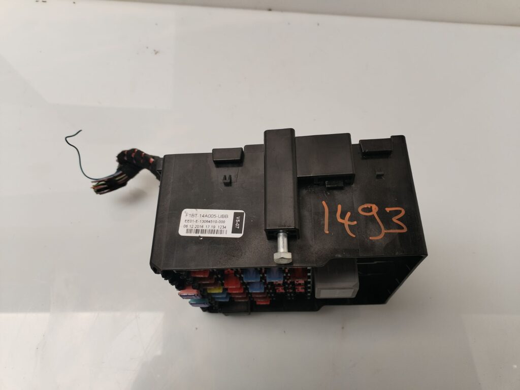 CAJA RELES / FUSIBLES 136062