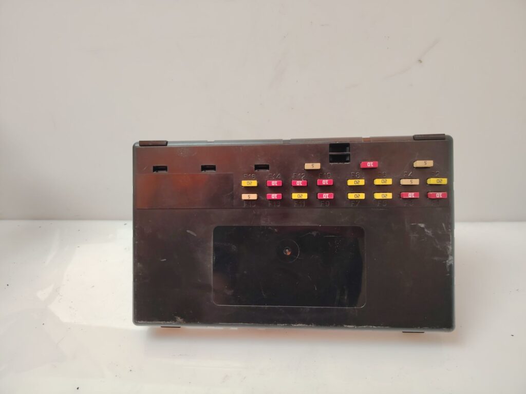 CAJA RELES / FUSIBLES 137698