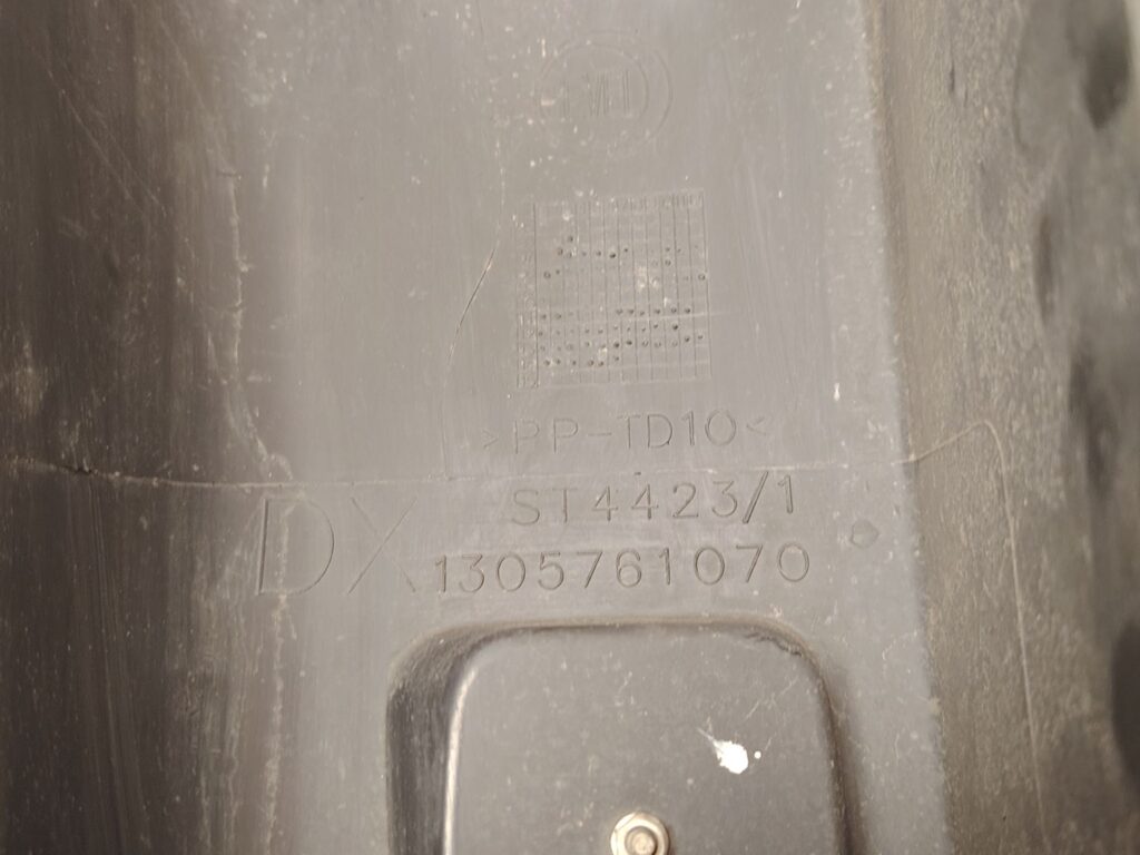 PUNTERA PARAGOLPES TRASERA DERECHA 137300