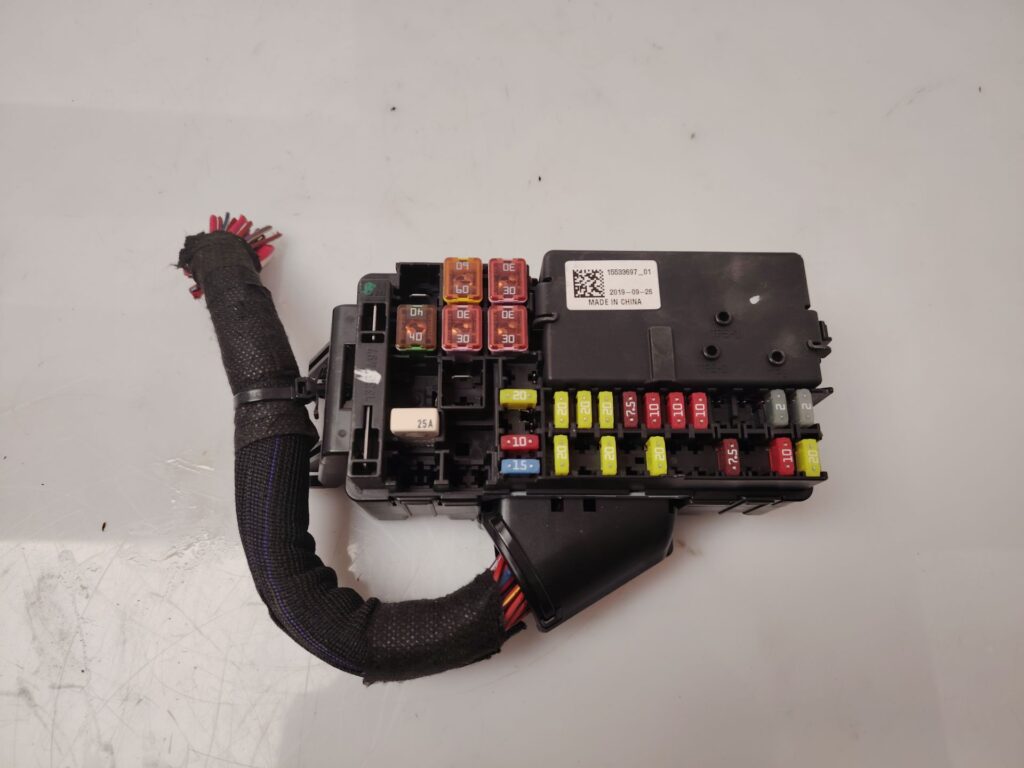 CAJA RELES / FUSIBLES 137395