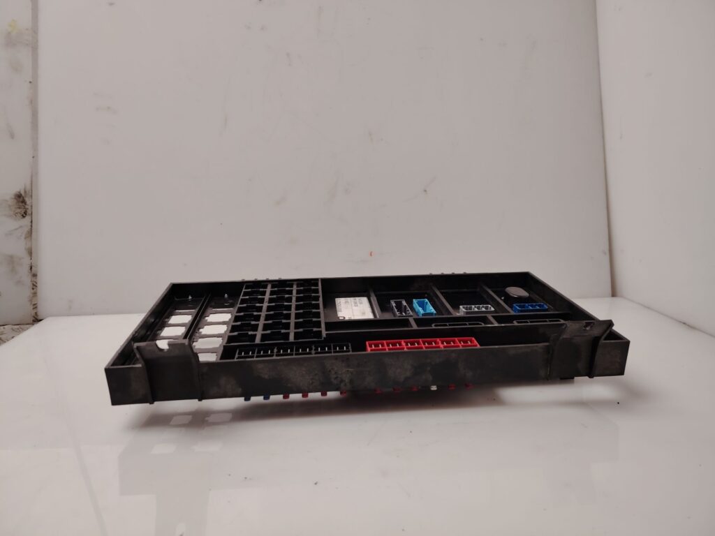 CAJA RELES / FUSIBLES 137279