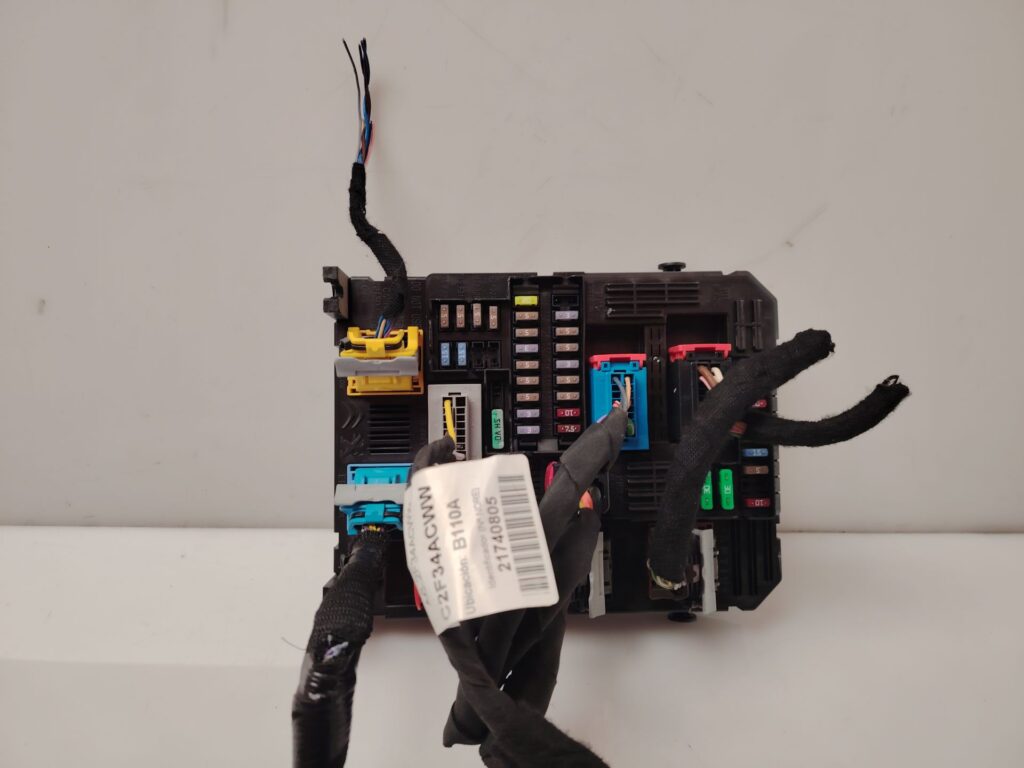 CAJA RELES / FUSIBLES 138024