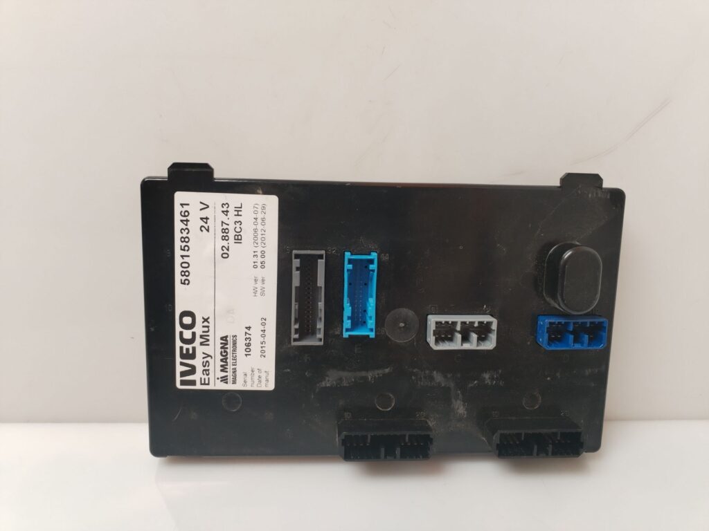 CAJA RELES / FUSIBLES 136092