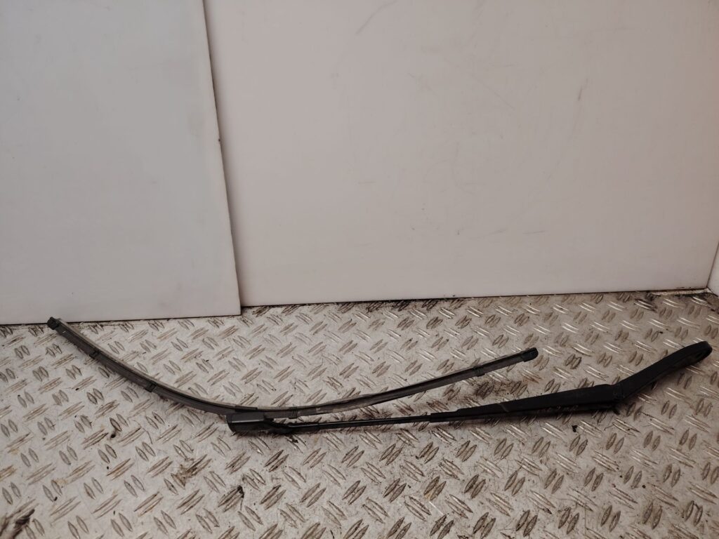 BRAZO LIMPIA DELANTERO DERECHO 137024