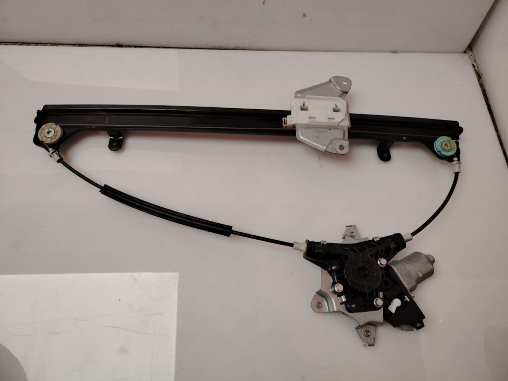 ELEVALUNAS DELANTERO DERECHO 137927