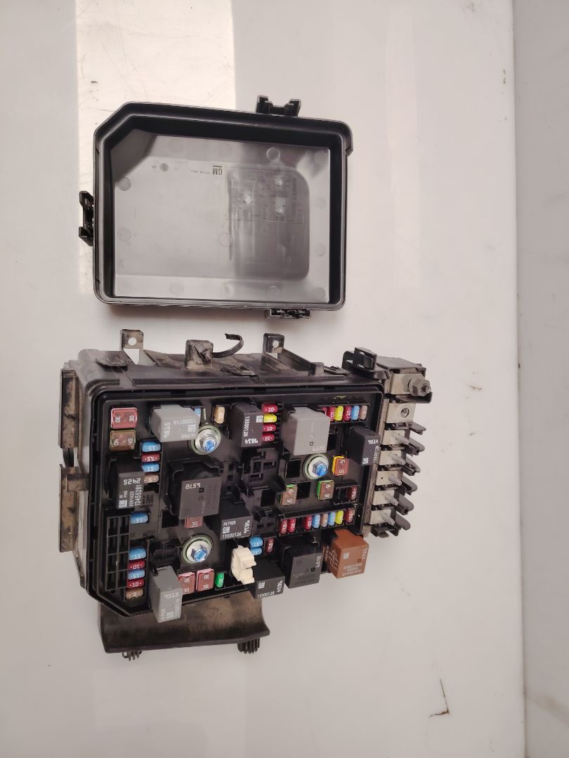 CAJA RELES / FUSIBLES 137446