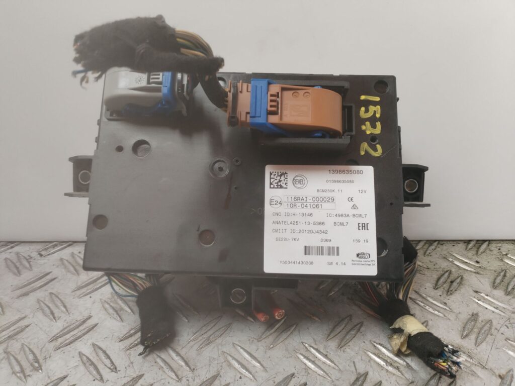 CAJA RELES / FUSIBLES 137840