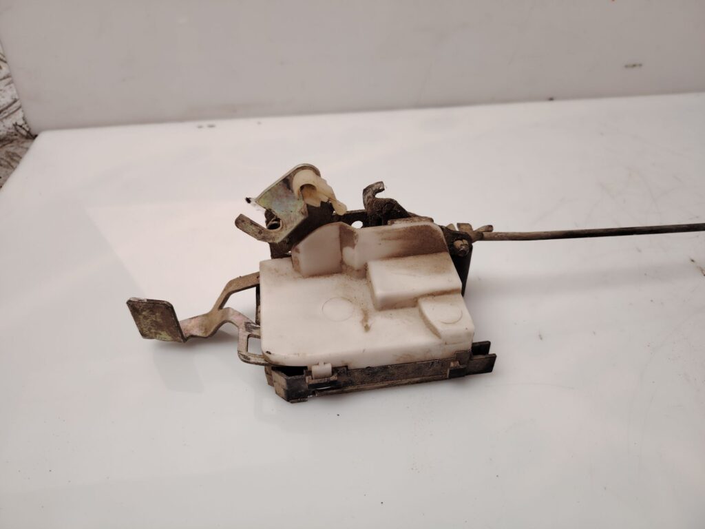 CERRADURA PUERTA DELANTERA DERECHA 136893