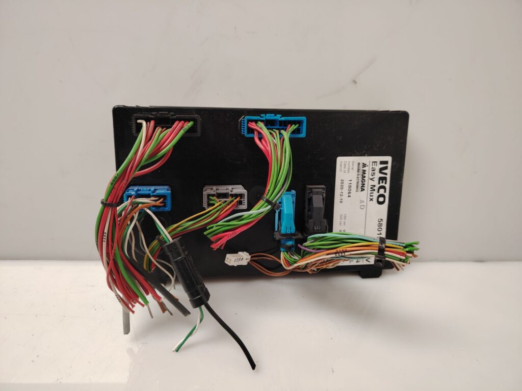 CAJA RELES / FUSIBLES 137753