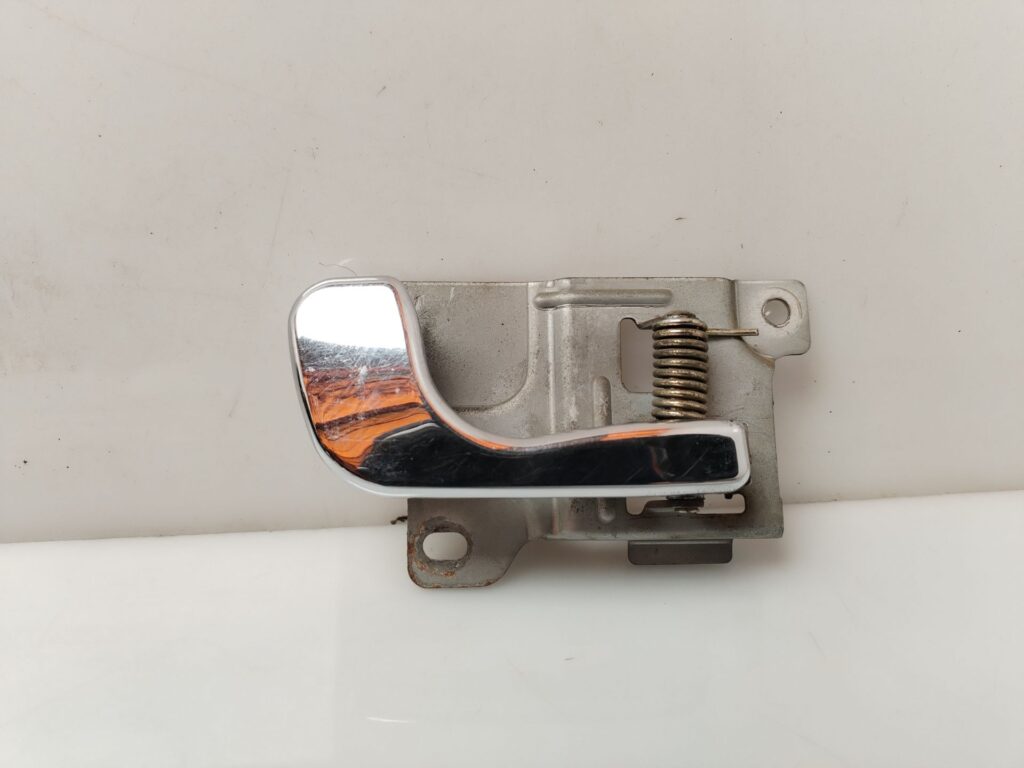 MANETA INTERIOR DELANTERA DERECHA 135915