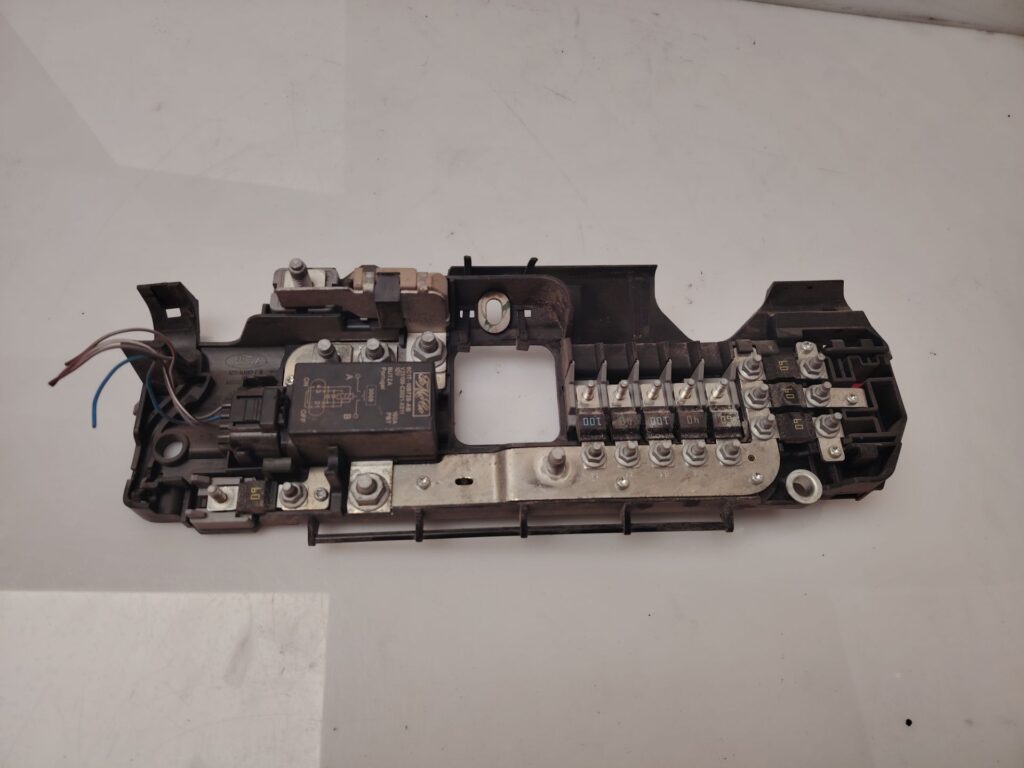 CAJA RELES / FUSIBLES 138382