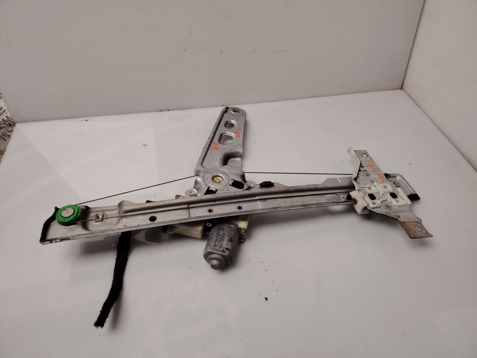 ELEVALUNAS DELANTERO DERECHO 137003