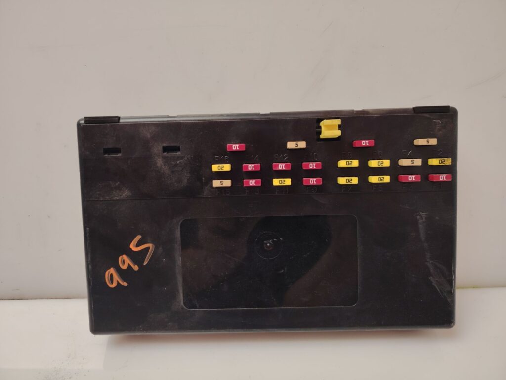 CAJA RELES / FUSIBLES 137589