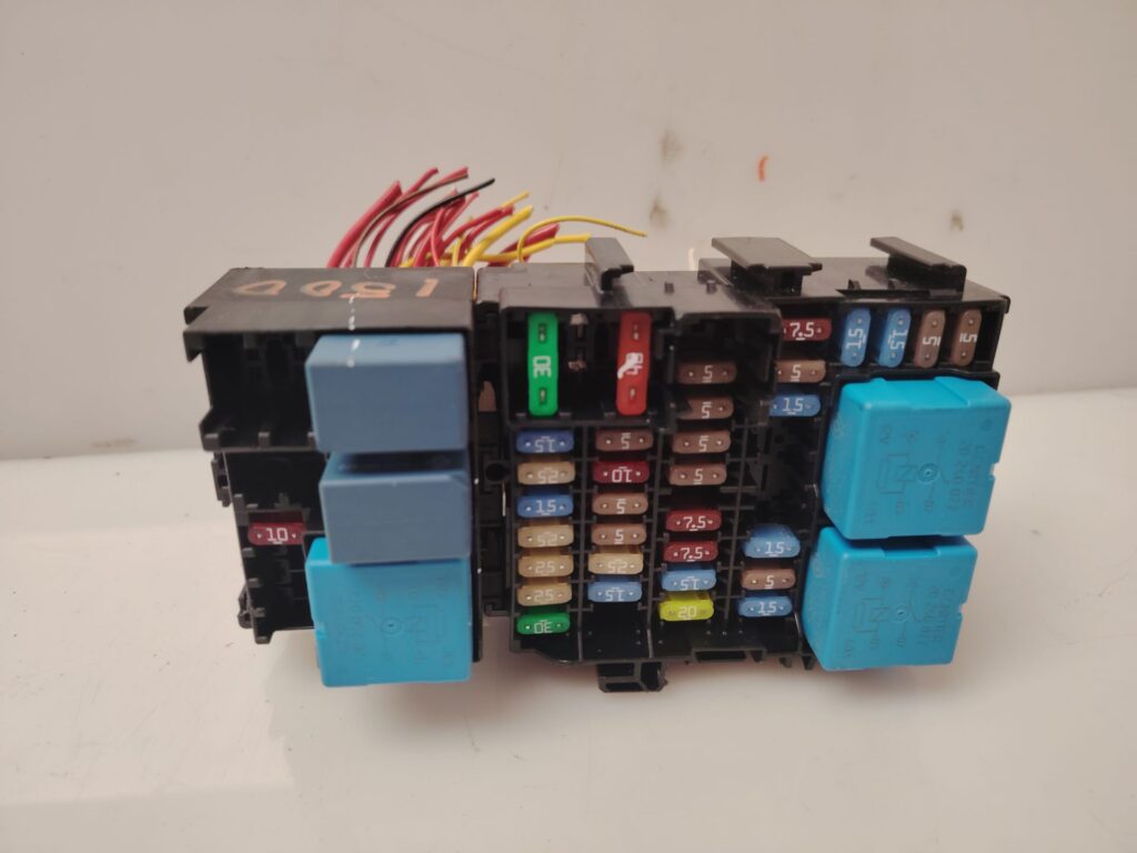 CAJA RELES / FUSIBLES 138093