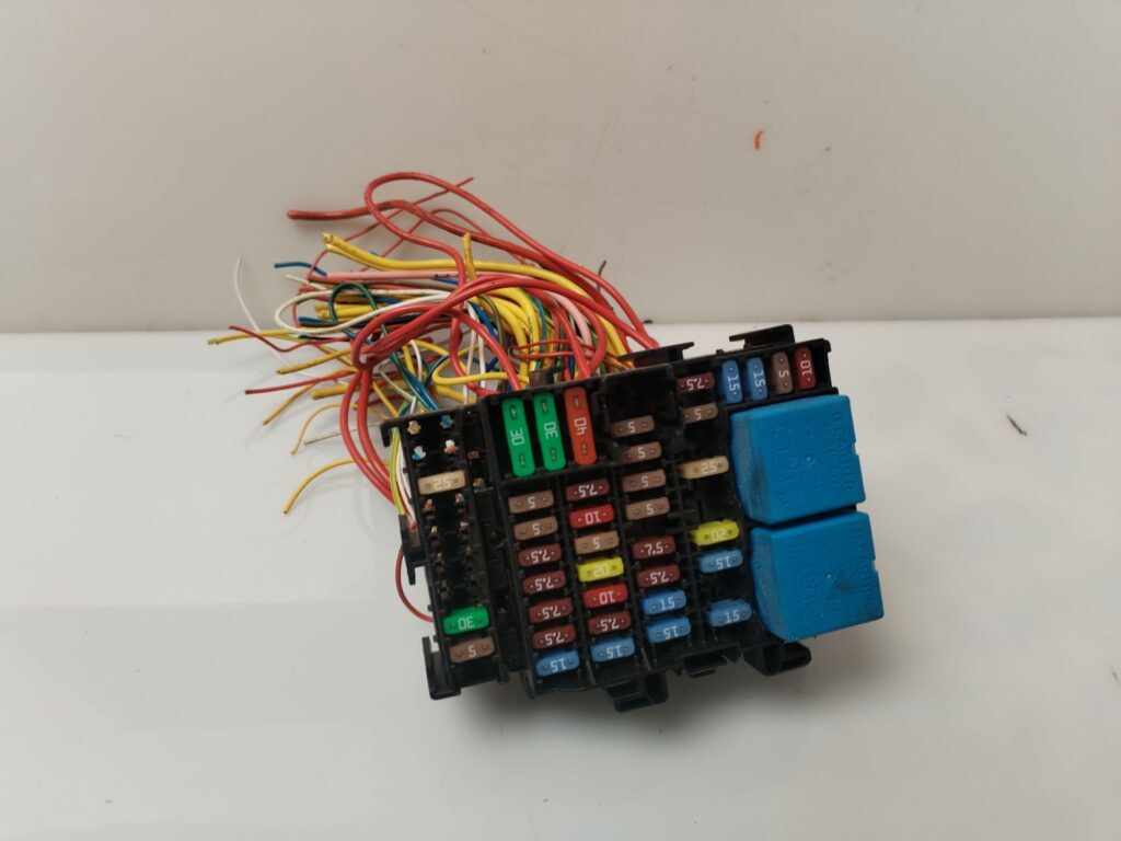 CAJA RELES / FUSIBLES 136148