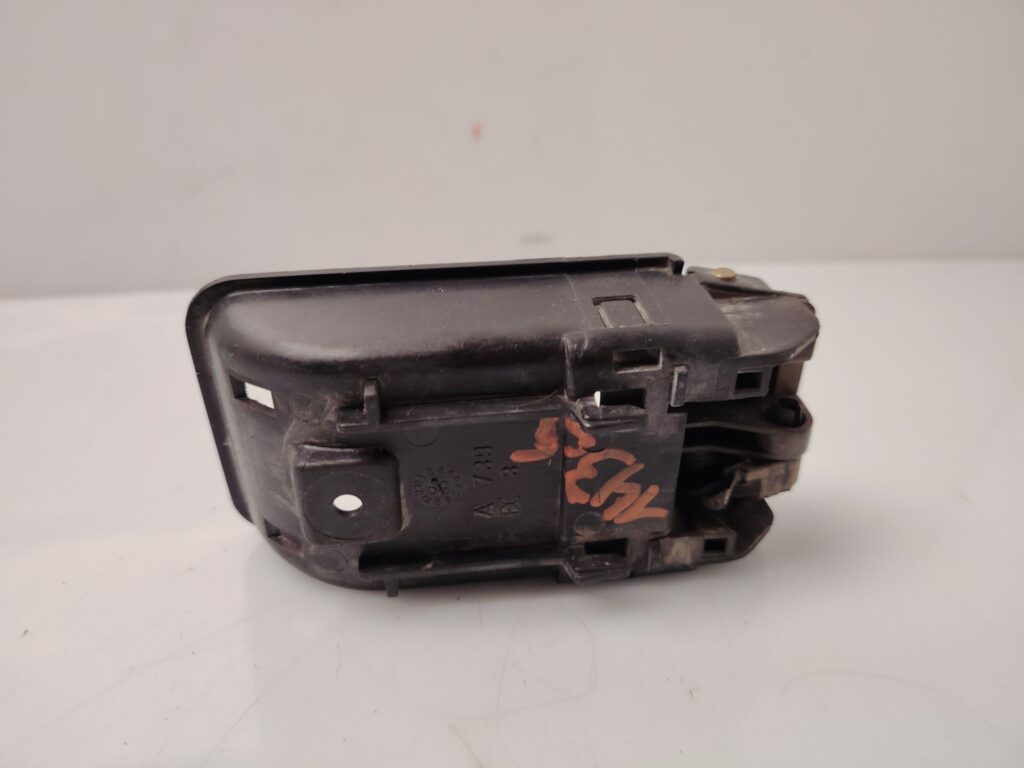 MANETA INTERIOR DELANTERA DERECHA 136850