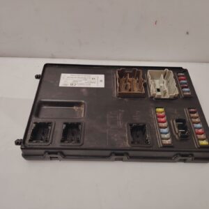 CAJA RELES / FUSIBLES 138374