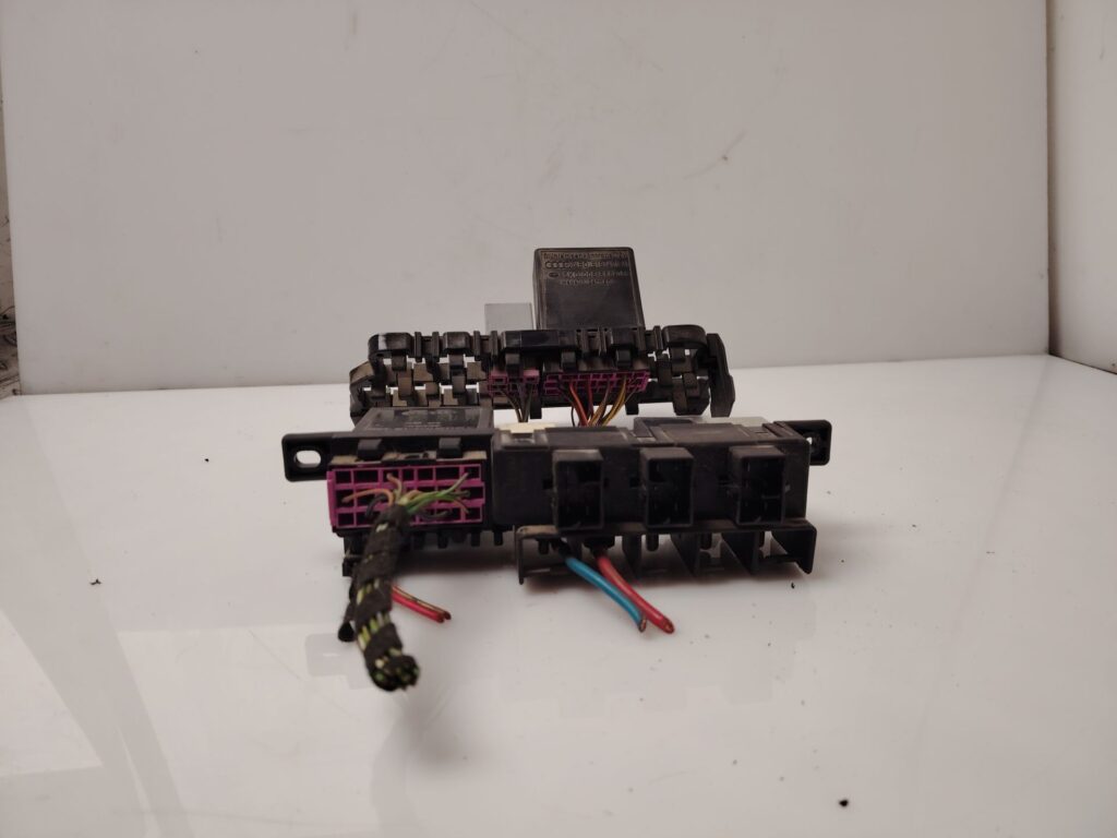 CAJA RELES / FUSIBLES 137745