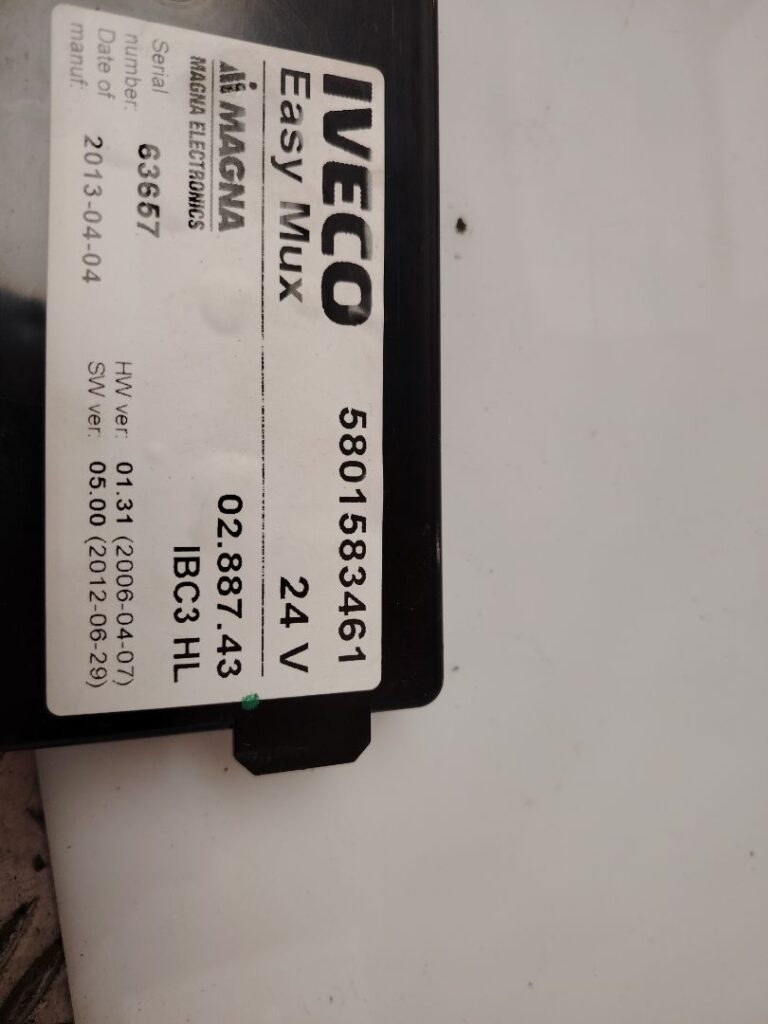 CAJA RELES / FUSIBLES 137671