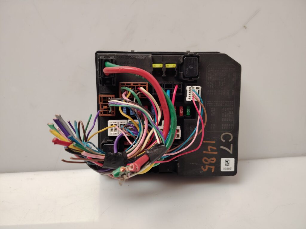 CAJA RELES / FUSIBLES 137907