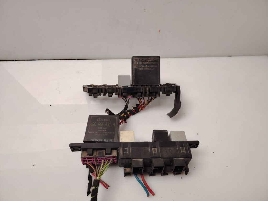 CAJA RELES / FUSIBLES 137745