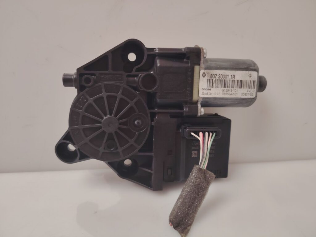 MOTOR ELEVALUNAS DELANTERO DERECHO 136650