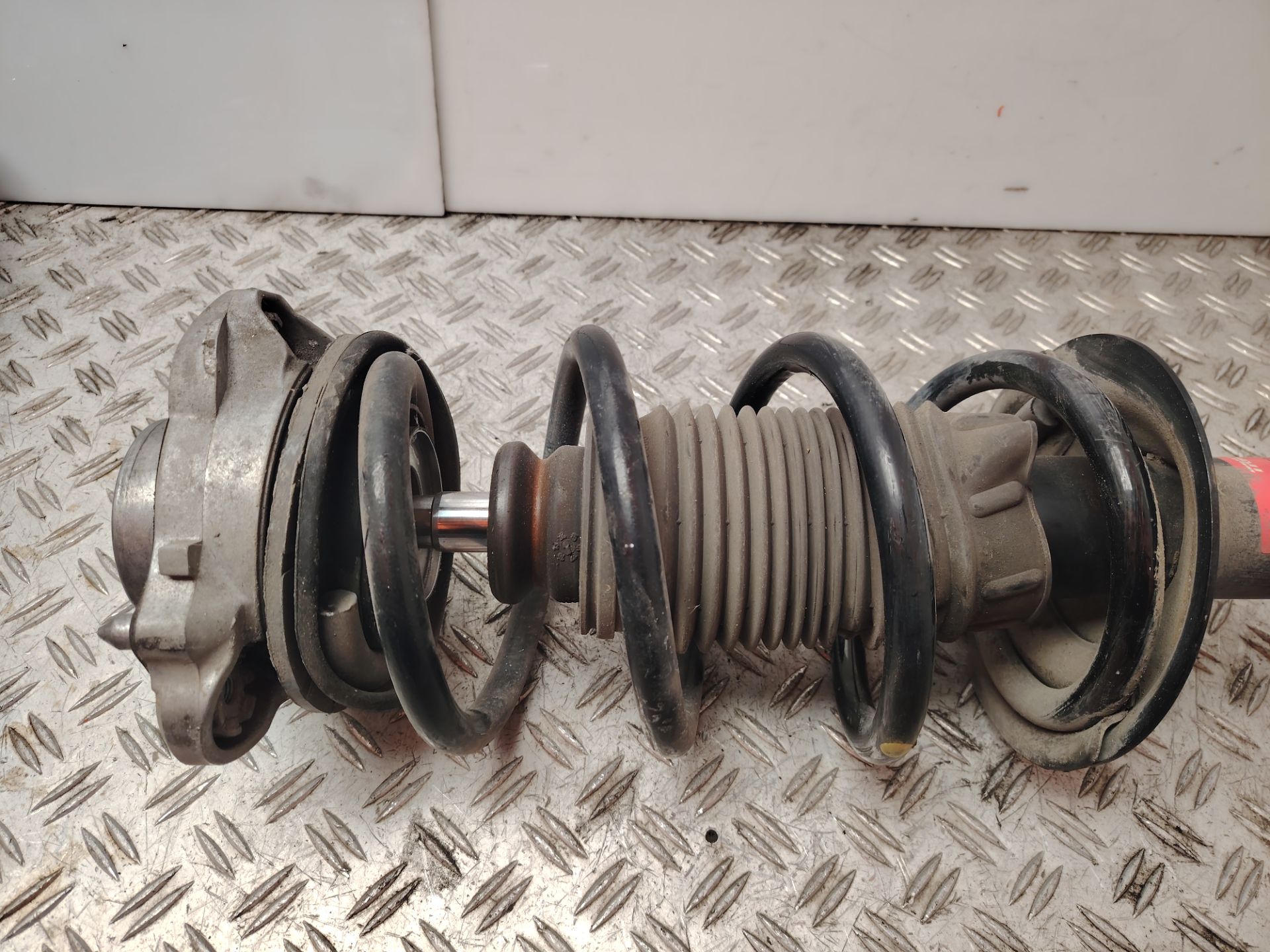 AMORTIGUADOR DELANTERO IZQUIERDO 136735