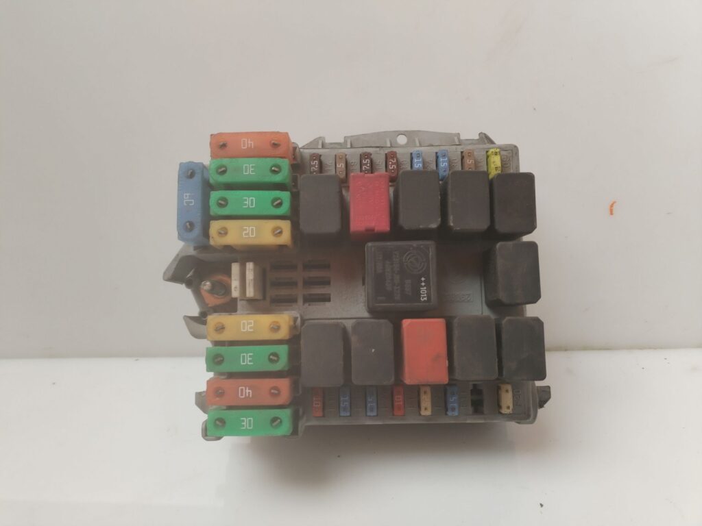 CAJA RELES / FUSIBLES 137682