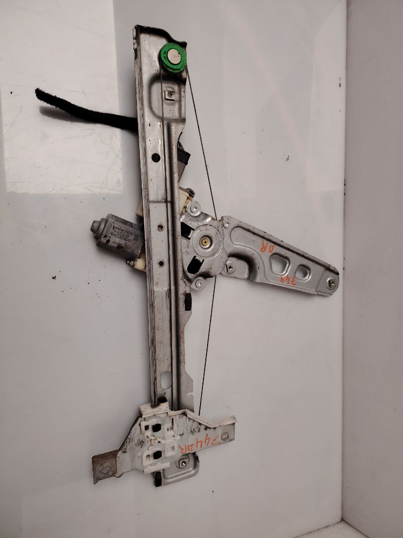 ELEVALUNAS DELANTERO DERECHO 137003