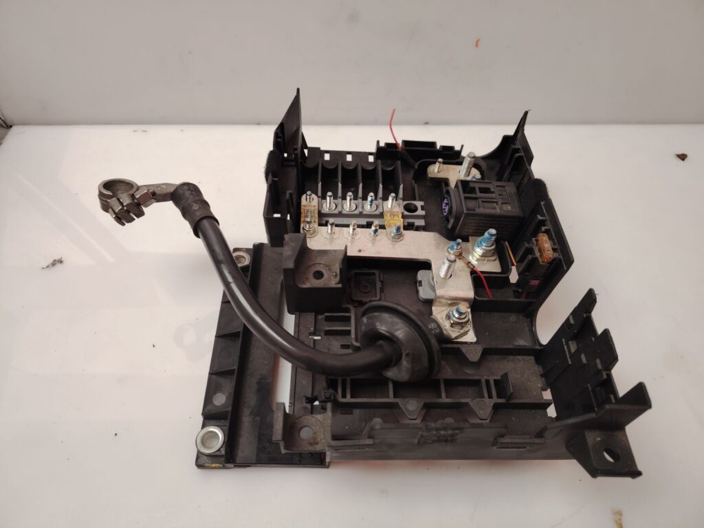 CAJA RELES / FUSIBLES 137505