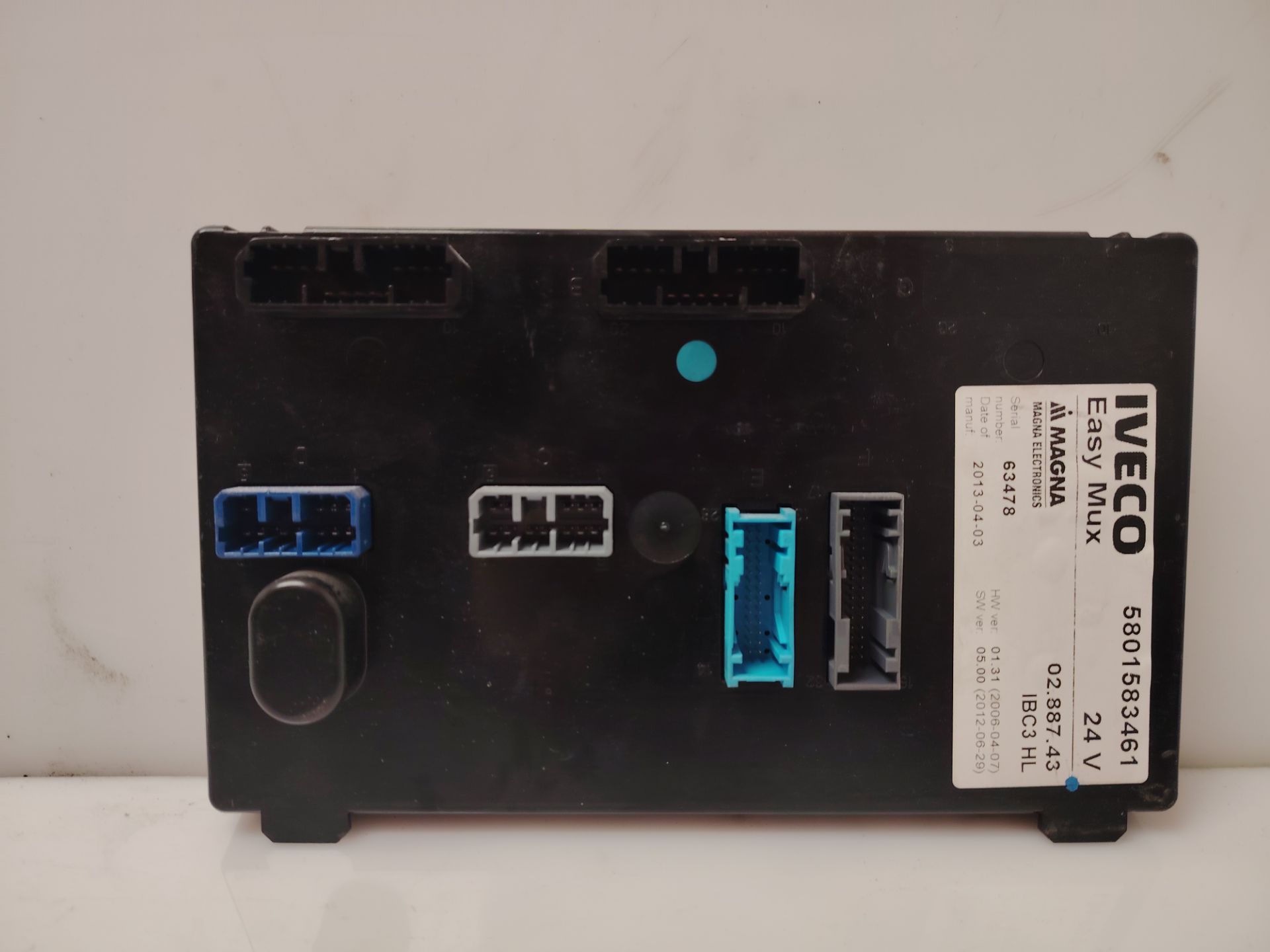 CAJA RELES / FUSIBLES 137594