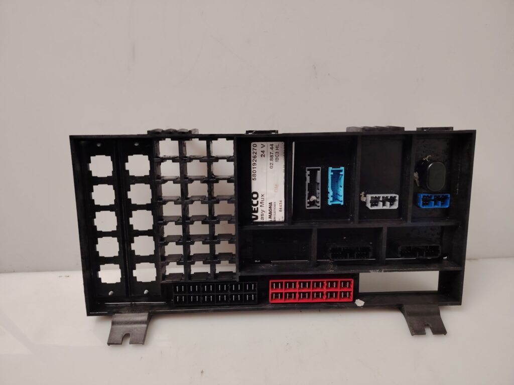 CAJA RELES / FUSIBLES 137279